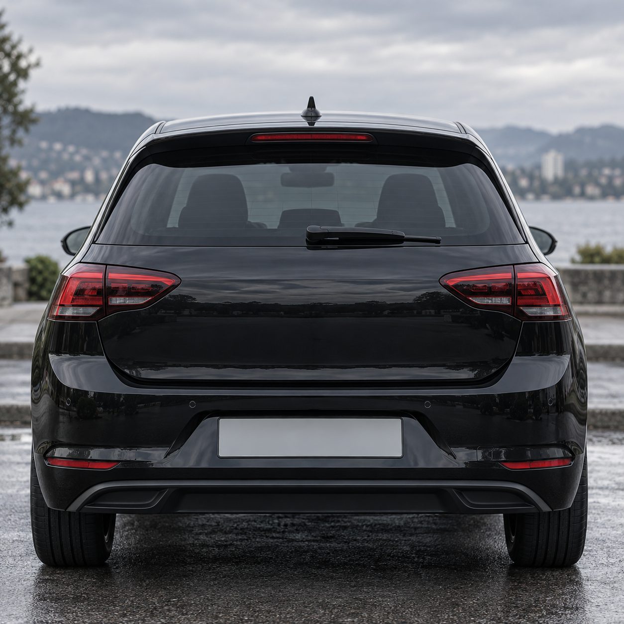 Stražnji dio crnog kompaktnog automobila s Vašom naljepnicom, vizualizacija